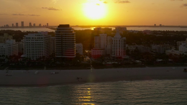 航拍海洋，海滩，建筑和酒店南海滩日落迈阿密，佛罗里达视频素材