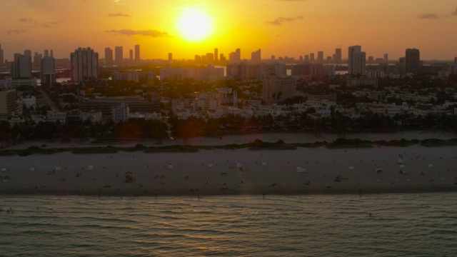 航拍海洋，海滩，建筑和酒店南海滩日落迈阿密，佛罗里达视频素材