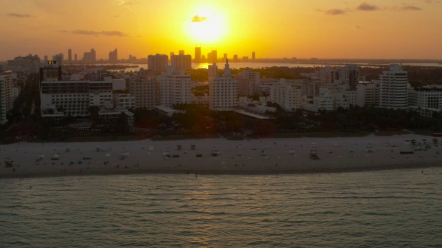 航拍海洋，海滩，建筑和酒店南海滩日落迈阿密，佛罗里达视频素材