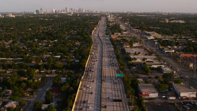 下午晚些时候，95号高速公路往迈阿密市区的空中航拍视频素材