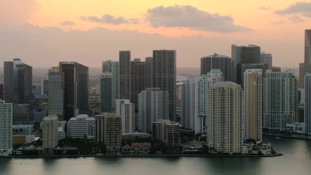 夕阳西下时迈阿密市中心建筑物的航拍图视频素材