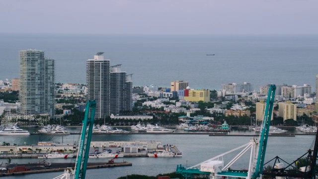 佛罗里达州迈阿密的空中起重机和南海滩的建筑视频素材