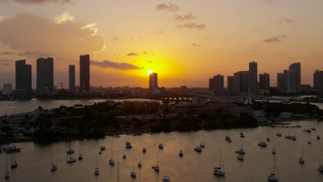 夕阳西下时迈阿密市中心建筑物的航拍图视频素材