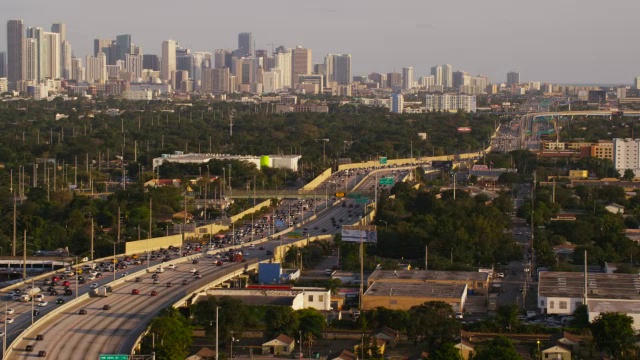 下午晚些时候，95号高速公路往迈阿密市区的空中航拍视频素材