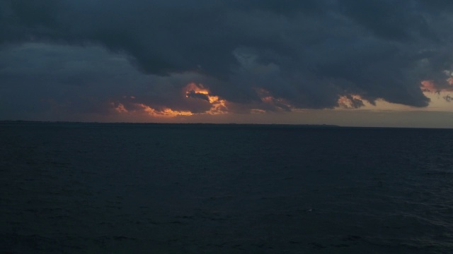 空中漂浮在坎昆的黑暗的海洋与火红的夕阳视频素材