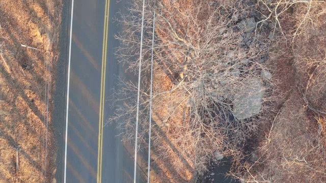 鸟瞰沿着双车道的道路在一个冬天的一天在纽约视频素材