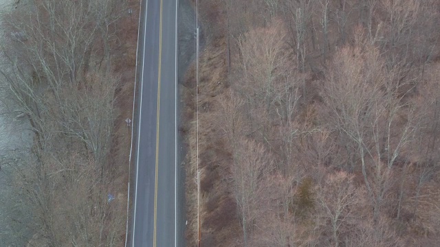 鸟瞰沿着双车道的道路在一个冬天的一天在纽约视频素材