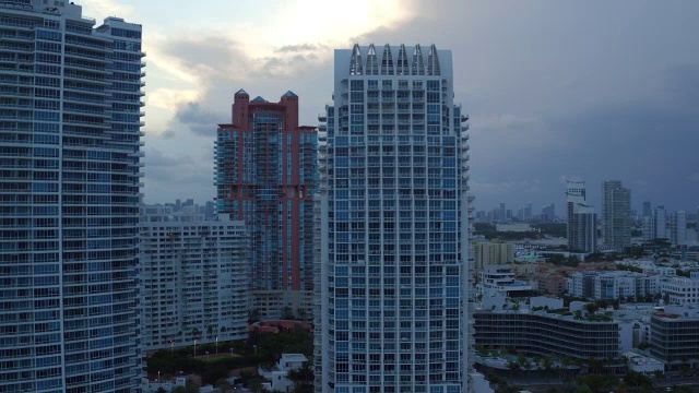 空中缓慢地扫过迈阿密的酒店，太阳藏在云后面，投下阴影视频素材