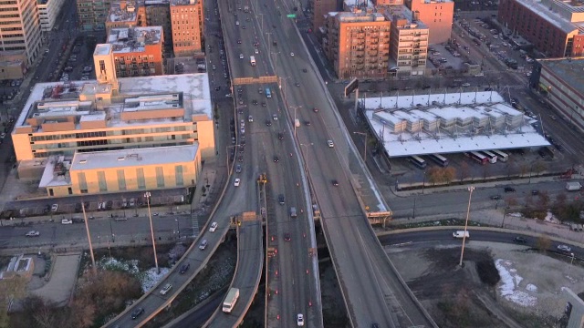 一个冬天的下午，空中飘浮在芝加哥城外的主要高速公路上视频素材