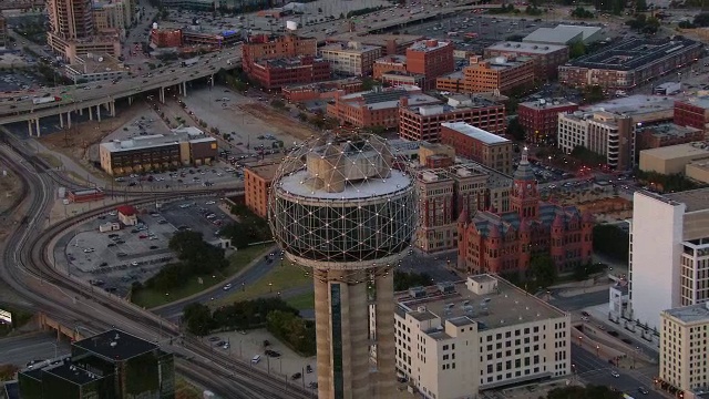 留尼旺塔(Reunion Tower)逼近德克萨斯州达拉斯市中心。视频素材