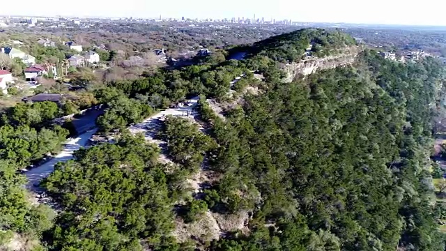 邦内尔山山顶在阳光明媚的正午太阳奥斯汀航空侧潘高在空中视频素材