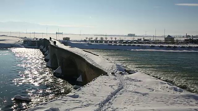 老桥，河和雪视频下载