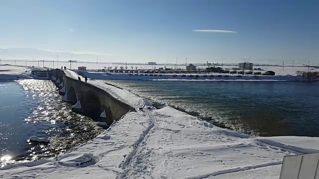 老桥，河和雪视频下载