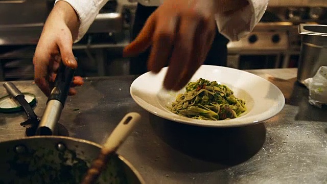 餐厅厨师准备食物视频下载