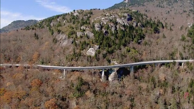 深秋，汽车在蓝岭公路上行驶。视频素材