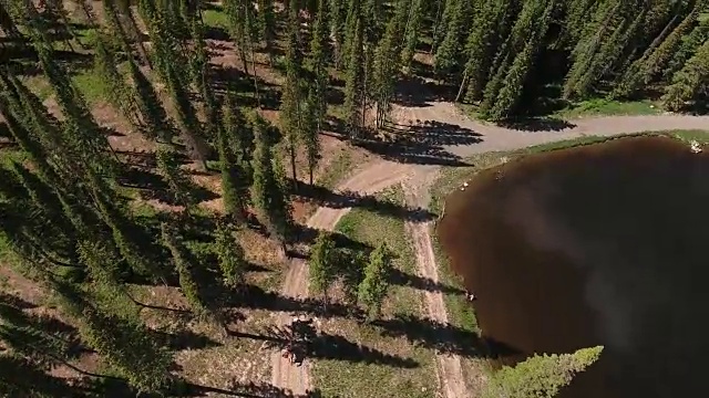 后面的马高，落基山脉揭示秋天的颜色湖反射，Off road, rzr野生动物，树叶短空中，4K，股票视频销售-无人机发现-无人机鸟瞰图视频素材