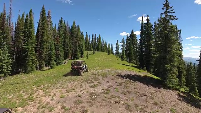 跟随Rzr上升揭示山，落基山脉揭示秋天的颜色湖反射，Off road, Rzr野生动物，树叶短航拍，4K, 28s, 19of102，股票视频销售-无人机发现-无人机鸟瞰视频素材