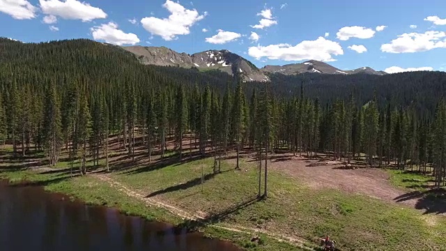 马低到高美丽的，落基山脉揭示秋天的颜色湖反射，Off road, rzr野生动物，树叶短航拍，4K, 17s，股票视频销售-无人机发现-无人机航拍视图视频素材