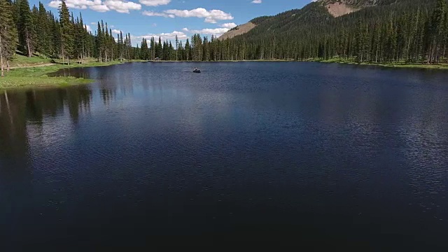 在山湖轨道上划船，落基山脉揭示秋天的颜色湖反射，Off road, rzr野生动物，树叶短航拍，4K, 19，股票视频销售-无人机发现-无人机航拍视图视频素材