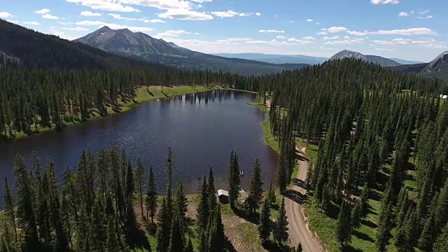 高山湖，落基山脉揭示秋天的颜色湖反射，Off road, rzr野生动物，树叶短空中，4K, 27s, 5of102，股票视频销售-无人机发现-无人机鸟瞰图视频素材