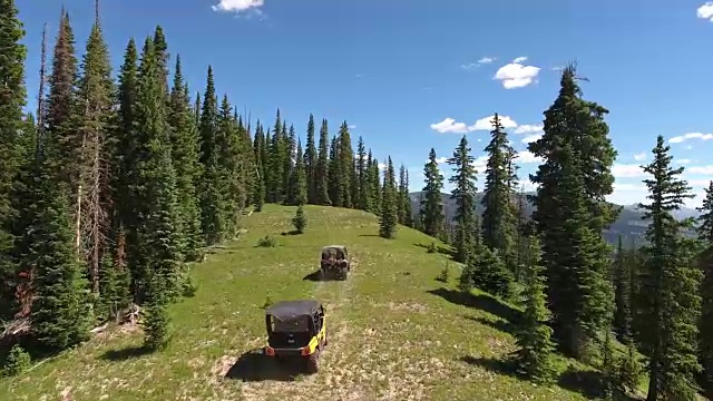 Rzr抬升揭示山，落基山脉揭示秋天的颜色湖反射，Off road, Rzr野生动物，树叶短空中，4K，股票视频销售-无人机发现-无人机鸟瞰图视频素材