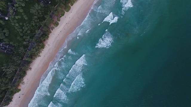 从空中俯瞰泰国普吉岛的海滩和海浪视频素材