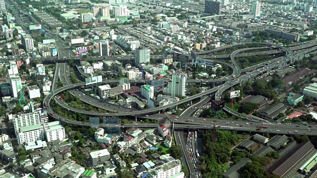 繁忙高速公路上高峰时段交通鸟瞰图视频素材