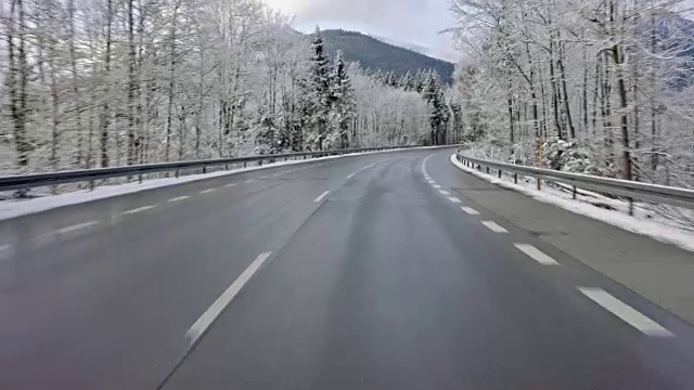 汽车背景/工艺板的司机POV(观点)，而驾驶在巴伐利亚公路在阿尔卑斯山在一个阳光明媚的冬天/车载操纵相机拍摄视频素材