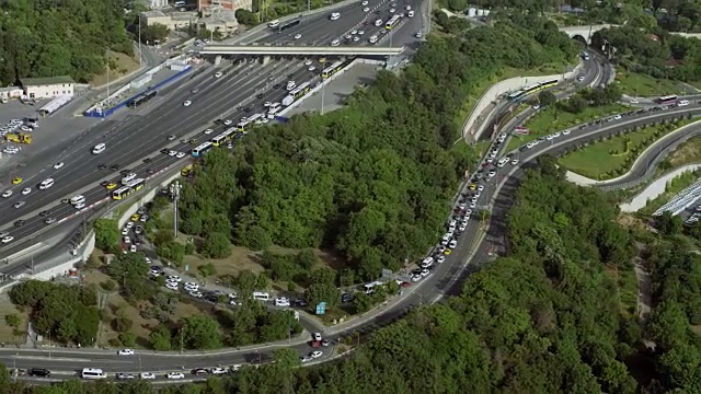 入口匝道通向高速公路和收费广场视频素材