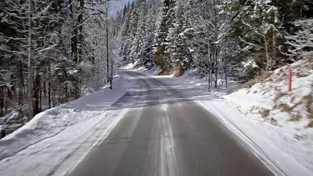 汽车背景/工艺板的司机POV(观点)，而驾驶在巴伐利亚乡村道路在阿尔卑斯山在一个美好的阳光明媚的冬天/车载装配摄像机拍摄视频素材