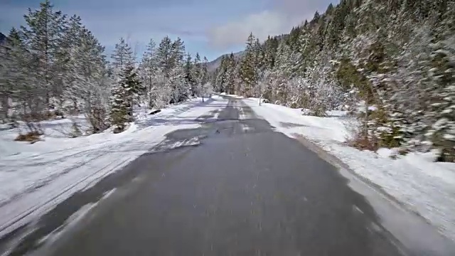 汽车背景/工艺板的司机POV(观点)，而驾驶在巴伐利亚乡村道路在阿尔卑斯山在一个美好的阳光明媚的冬天/车载装配摄像机拍摄视频素材