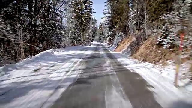 汽车背景/工艺板的司机POV(观点)，而驾驶在巴伐利亚乡村道路在阿尔卑斯山在一个美好的阳光明媚的冬天/车载装配摄像机拍摄视频素材