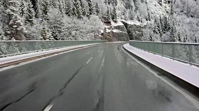 汽车背景/工艺板的司机POV(观点)，而驾驶在巴伐利亚乡村道路在阿尔卑斯山在一个美好的阳光明媚的冬天/车载装配摄像机拍摄视频素材