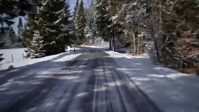 汽车背景/工艺板的司机POV(观点)，而驾驶在巴伐利亚乡村道路在阿尔卑斯山在一个美好的阳光明媚的冬天/车载装配相机拍摄视频素材