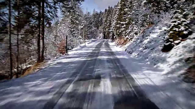 汽车背景/工艺板的司机POV(观点)，而驾驶在巴伐利亚乡村道路在阿尔卑斯山在一个美好的阳光明媚的冬天/车载装配摄像机拍摄视频素材