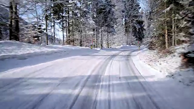 汽车背景/工艺板的司机POV(观点)，而驾驶在巴伐利亚乡村道路在阿尔卑斯山在一个美好的阳光明媚的冬天/车载装配摄像机拍摄视频素材