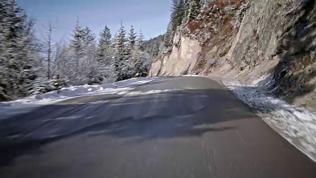 汽车背景/工艺板的司机POV(观点)，而驾驶在巴伐利亚乡村道路在阿尔卑斯山在一个美好的阳光明媚的冬天/车载装配摄像机拍摄视频素材