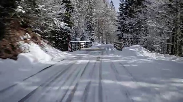 汽车背景/工艺板的司机POV(观点)，而驾驶在巴伐利亚乡村道路在阿尔卑斯山在一个美好的阳光明媚的冬天/车载装配相机拍摄视频素材