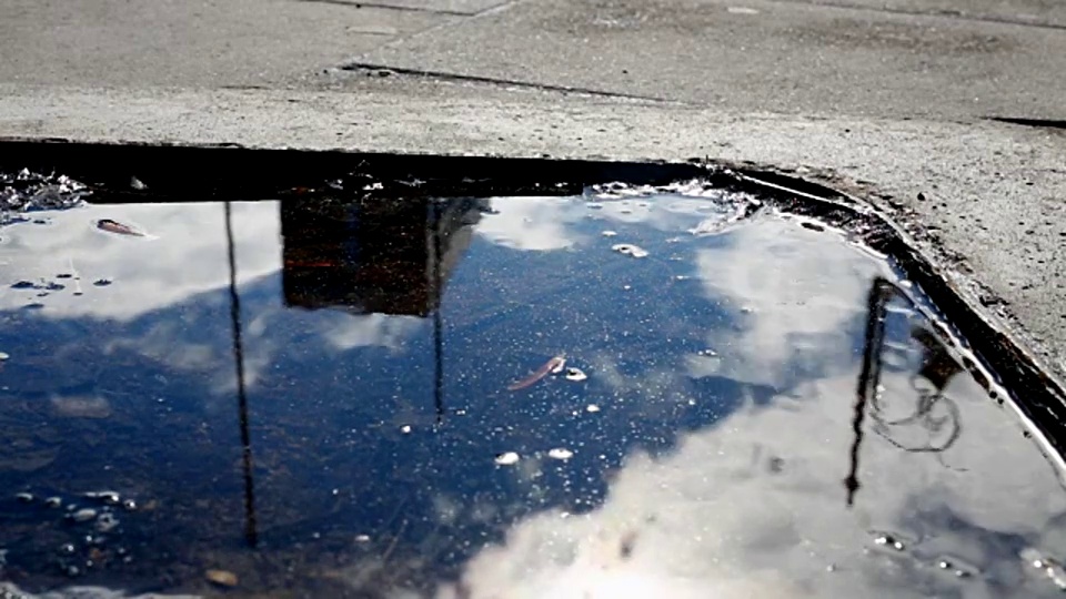 水坑在人行道上视频下载