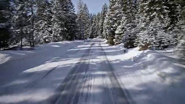 汽车背景/工艺板的司机POV(观点)，而驾驶在巴伐利亚乡村道路在阿尔卑斯山在一个美好的阳光明媚的冬天/车载装配相机拍摄视频素材