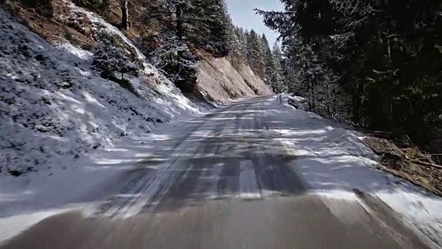 汽车背景/工艺板的司机POV(观点)，而驾驶在巴伐利亚乡村道路在阿尔卑斯山在一个美好的阳光明媚的冬天/车载装配相机拍摄视频素材