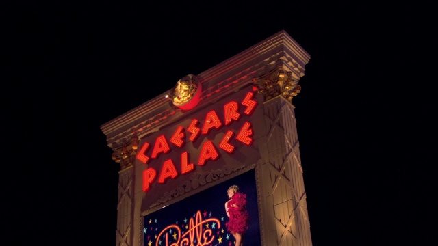 在拉斯维加斯的凯撒宫(Caesars Palace)，一个霓虹灯广告牌在宣传贝蒂·米勒(Bette Midler)的时装秀。视频素材