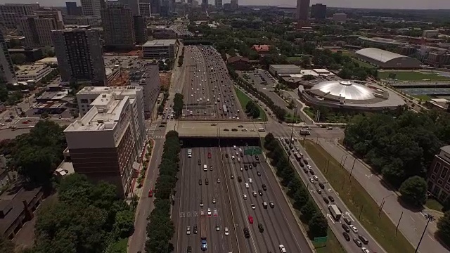 亚特兰大空中交通揭示-无人机空中视频城市视图在4k美丽揭示与交通和家庭的观点视频素材