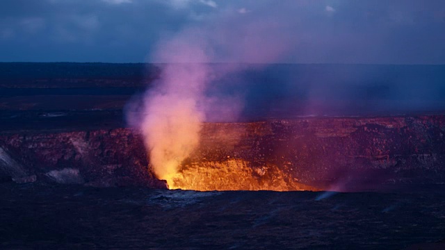 夏威夷火山上的日落让火山口里的熔岩散发出光芒视频素材