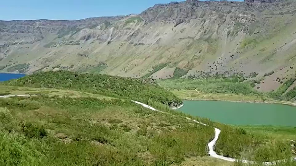 火山口山脉之间的内姆拉特火山口湖视频下载