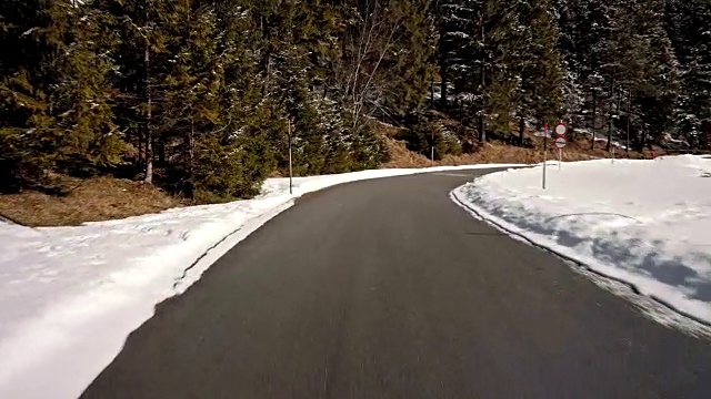 汽车背景/工艺板的司机POV(观点)，而驾驶在奥地利的乡村道路在阿尔卑斯高地在一个美好的阳光明媚的冬天/车载装配摄像机拍摄视频素材