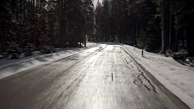 汽车背景/工艺板的司机POV(观点)，而驾驶在巴伐利亚乡村道路上的高山高地在一个美好的阳光明媚的冬天/车载装配相机拍摄视频素材