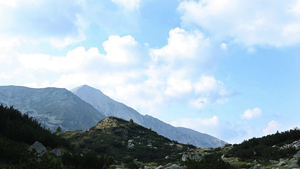 蓝天之上的山景视频素材