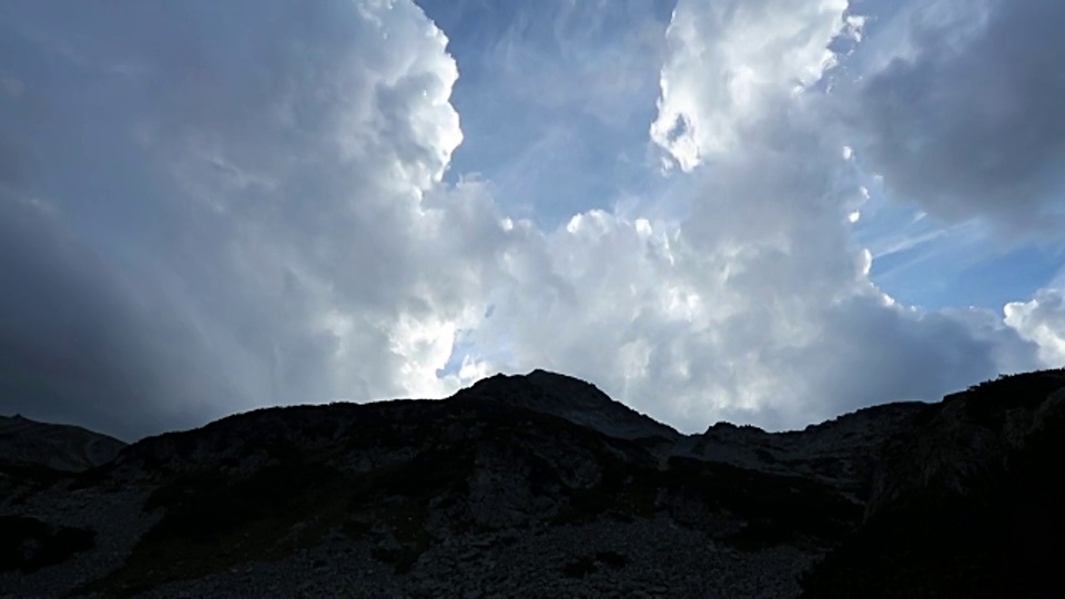 群山之上的壮观天空视频素材