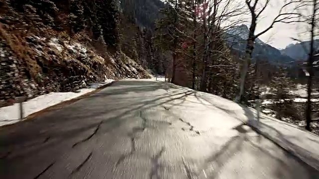 汽车背景/工艺板的司机POV(观点)，而驾驶在巴伐利亚乡村道路在一个美好的阳光明媚的冬天/车载装配摄像机拍摄视频素材